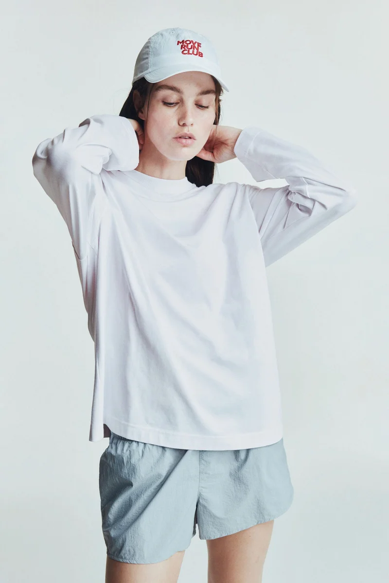 اتش اند ام بلوزة بأكمام طويلة من نسيج داري موف